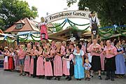 die Bedienungen des Franziskaner Garten begrüssten den Einzug (©Foto: Martin Schmitz)